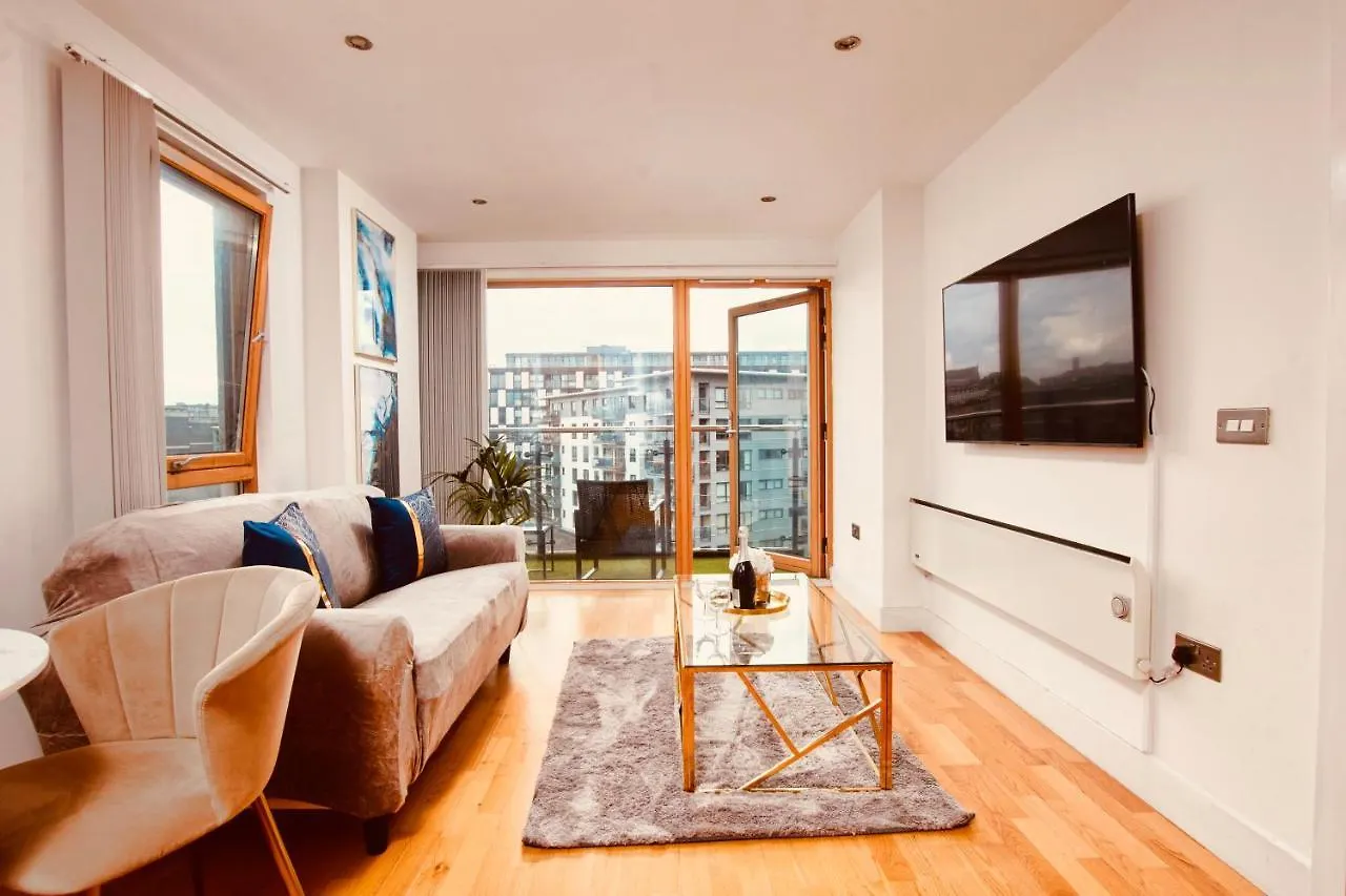 Deluxe City Centre Apt Free Parking River View Balcony Leeds  Leeds (West Yorkshire)