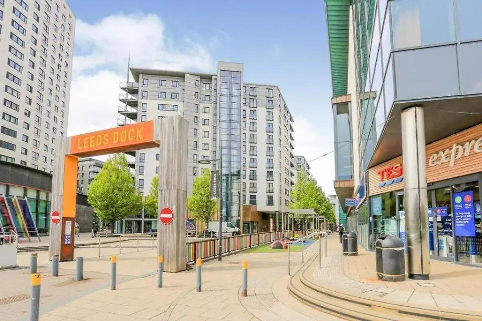 Deluxe City Centre Apt Free Parking River View Balcony Leeds  Apartment