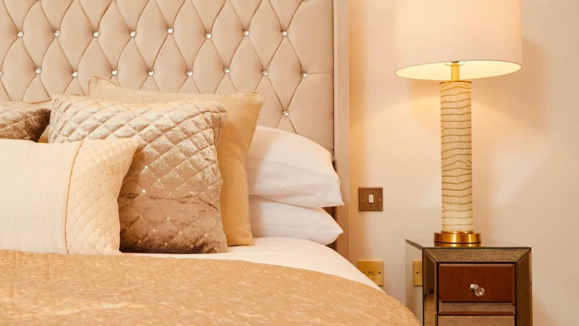 Deluxe City Centre Apt Free Parking River View Balcony Leeds  0*, Leeds (West Yorkshire) United Kingdom