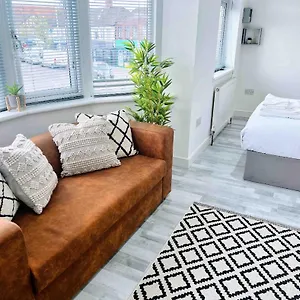 Studio Ensuite Newbury Park London Guest house Ilford
